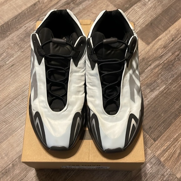 Yeezy Boost 700- Like New Size 10 - Picture 5 of 5